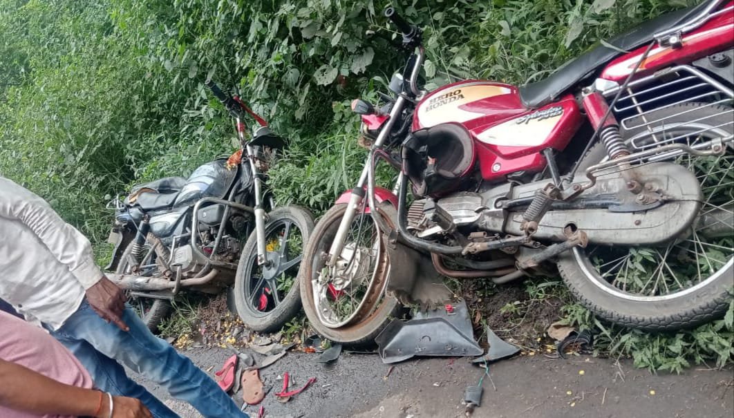 गिद्दी में दो बाइक के बीच जोरदार टक्कर,एक की मौत, दो घायल