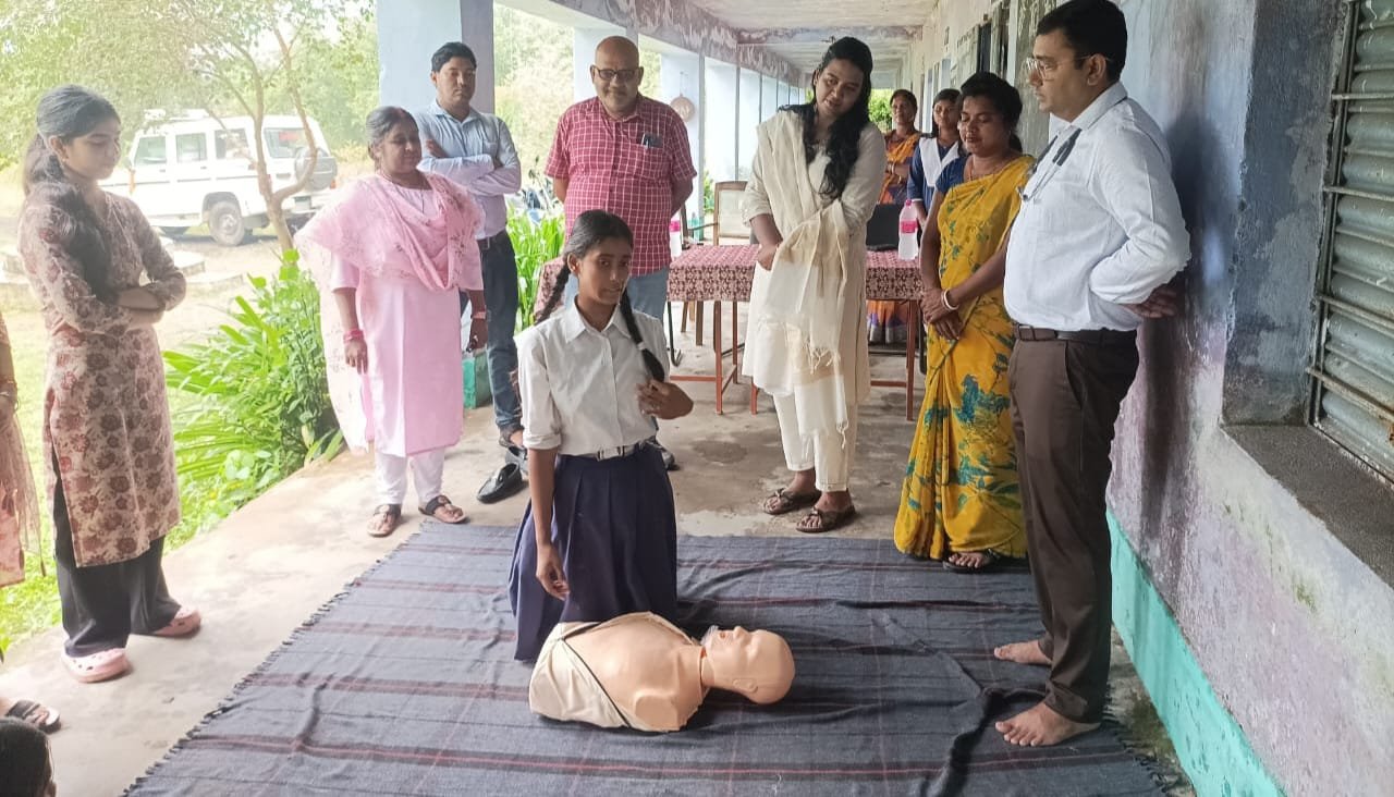 बालिका हाई स्कूल गोला में सीपीआर एवं फर्स्ट एड उपचार का दिया गया प्रशिक्षण