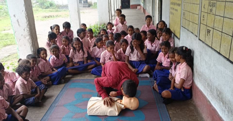 विद्यालयों में हुआ सीपीआर एवं फर्स्ट एड उपचार प्रशिक्षण कार्यक्रम का आयोजन