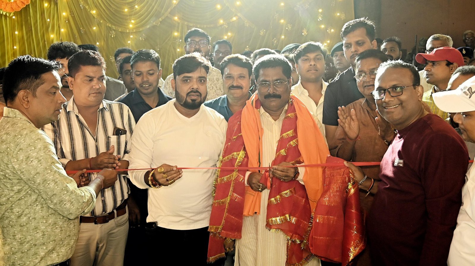 सार्वजनिक श्री श्री दुर्गा पूजा समिति पतरातू बस्ती के पूजा पंडाल का मंत्री योगेंद्र प्रसाद ने किया उद्घाटन