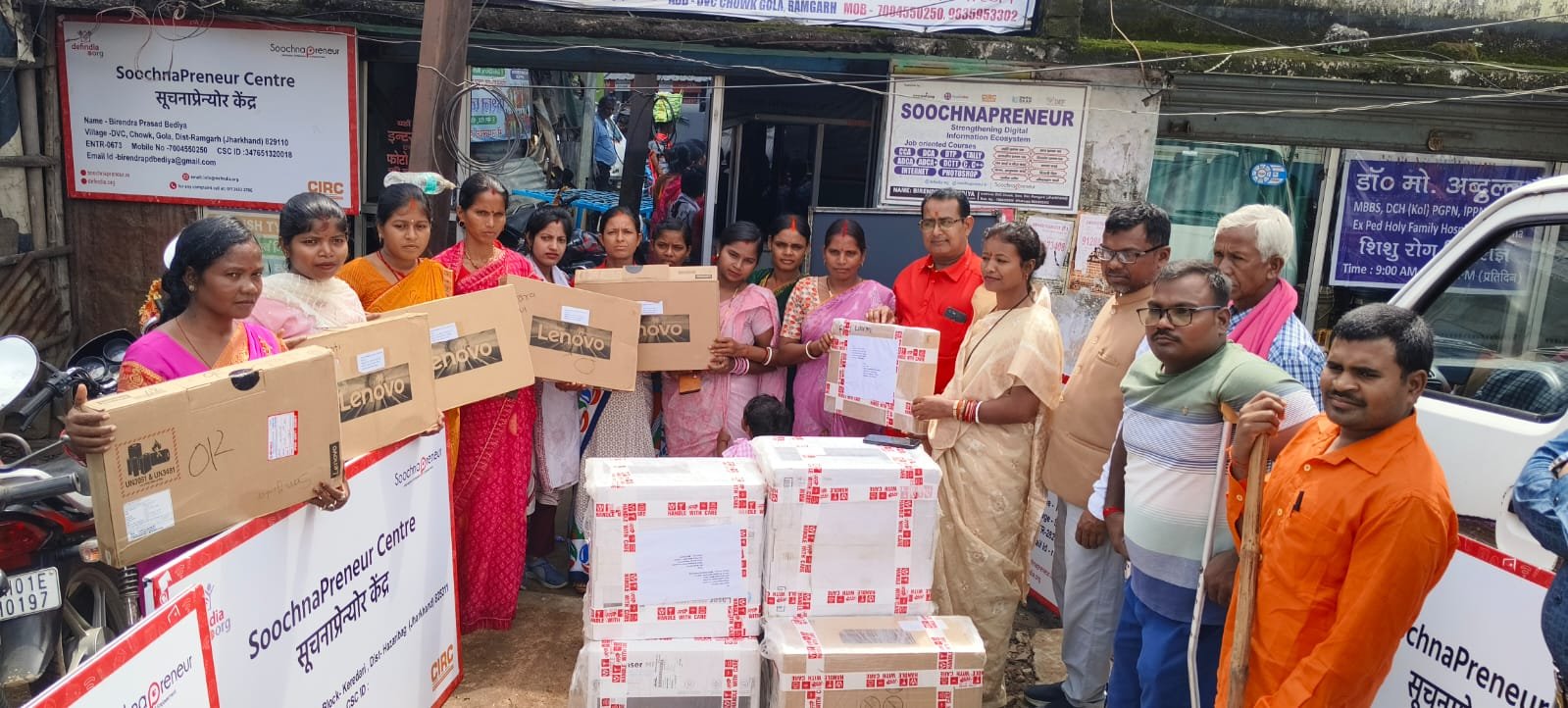 स्वरोजगार के लिए गोला सूचना केंद्र में डिजिटल टूल्स का किया गया वितरण