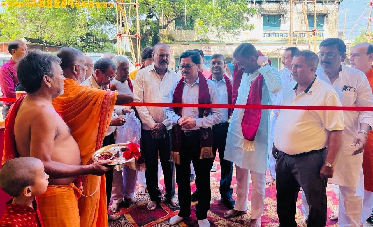 माँ दुर्गा के प्रतिमा का पट खुला, दर्शन के लिए उमड़ी श्रद्धालु की भीड़