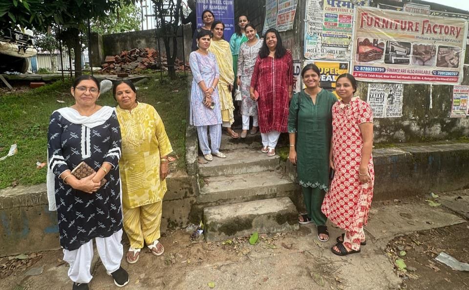 इनरव्हील क्लब ने विभिन्न क्षेत्रों में स्ट्रीट लाइट लगवाई