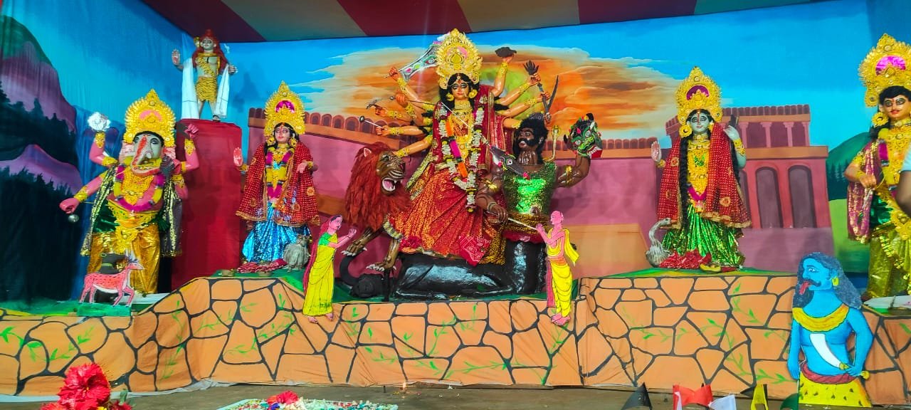 सज गया मां दुर्गे का दरबार, उमड़ रही है श्रद्धालुओं की भीड़