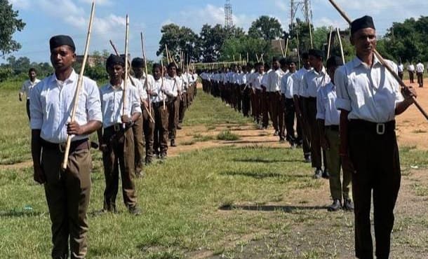 गोला में संघ के शताब्दी वर्ष में भव्य पथ संचलन निकला एवं शस्त्र पूजन किया गया