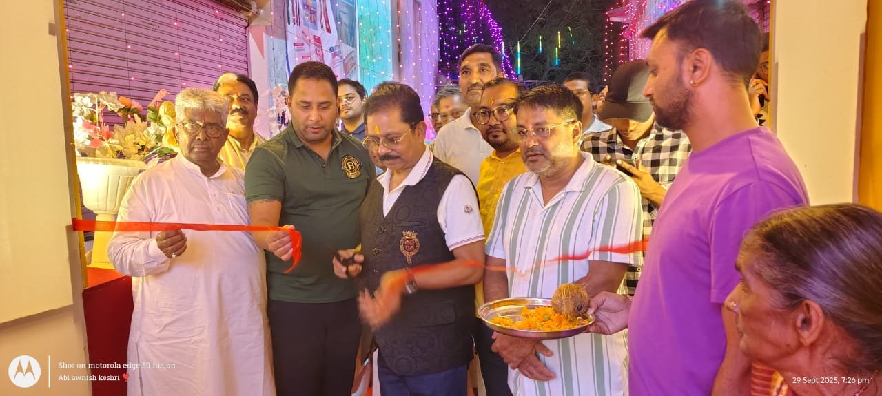 पूर्व सांसद धीरज प्रसाद साहू ने किया शास्त्री चौक दुर्गा पूजा समिति के पूजा पंडाल का उद्घाटन