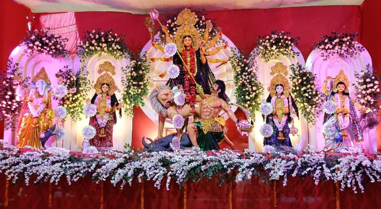 नवरात्र के महा अष्टमी पर क्षेत्र के सभी पूजा पंडालों में महा गौरी की हुई पूजा, आरती में उमड़ी भीड़