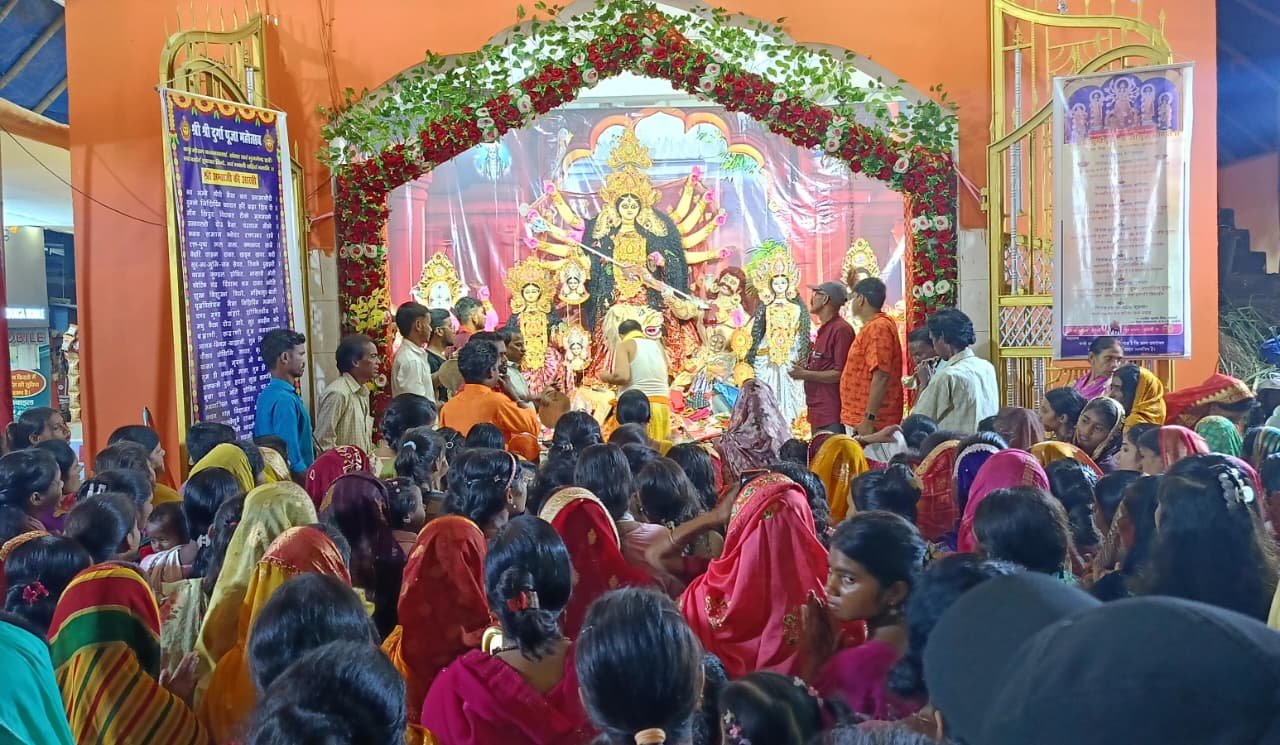 भुरकुंडा कोयलांचल में अष्टमी पूजा और महा आरती में उमड़ी श्रद्धालुओं कि भीड