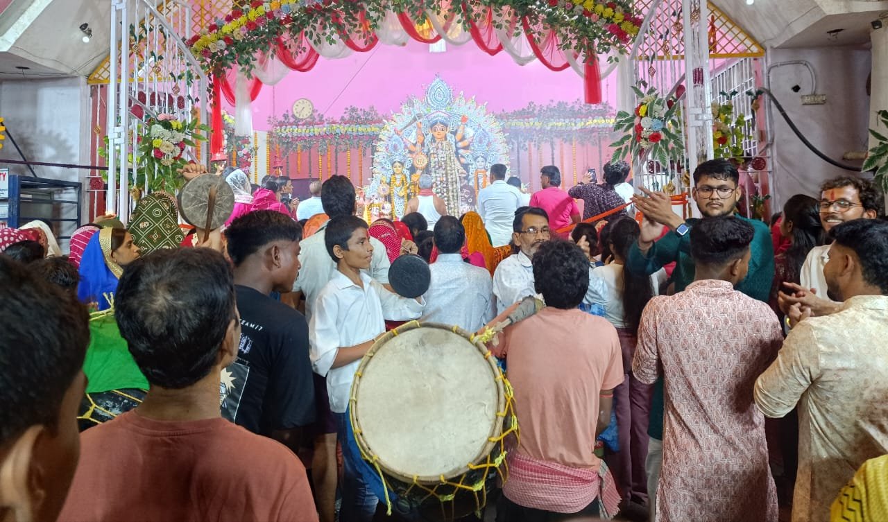 रामगढ़ जिला के पूजा पंडालो में श्रद्धालुओं की भीड़