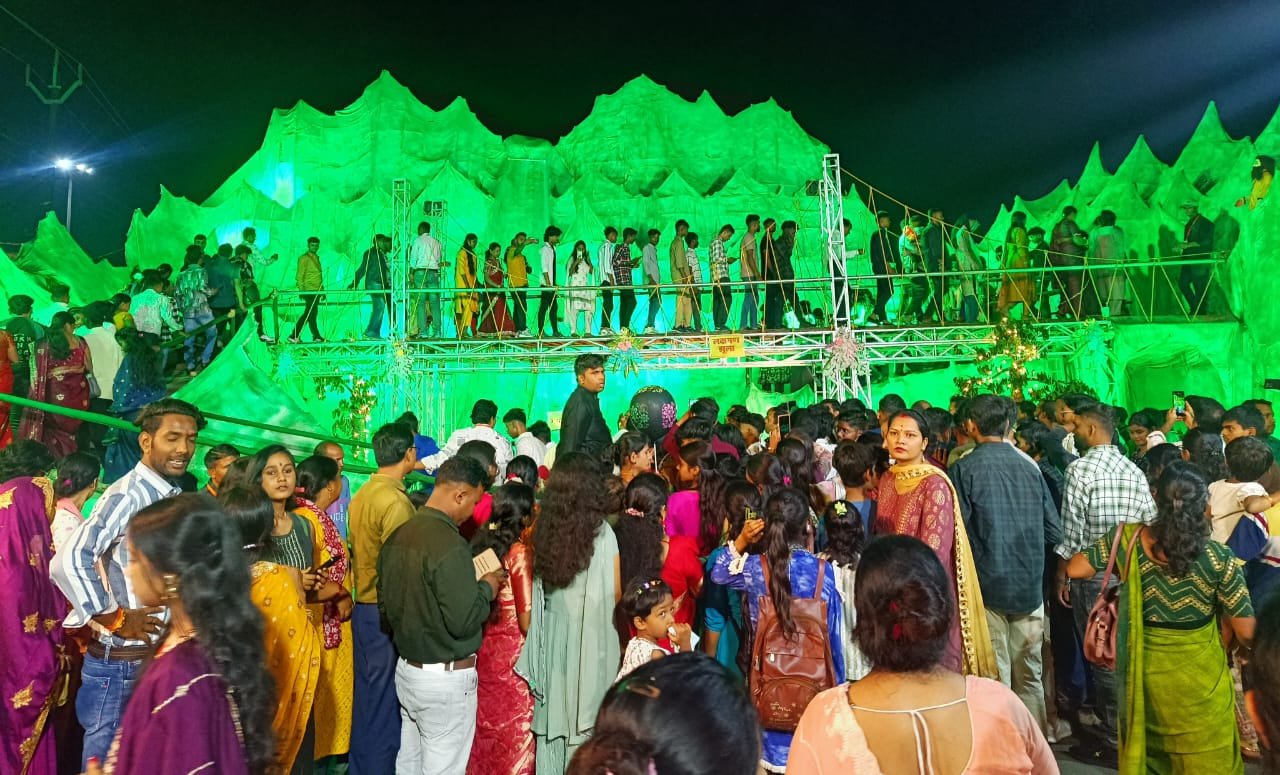 रामगढ़ शहर के में रोड में श्रद्धालुओं की उमड़ी भीड़