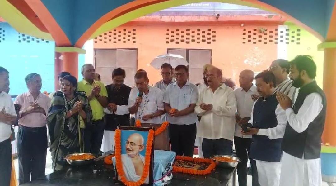 रामगढ़ में गांधी जी के समाधि स्थल पर कार्यक्रम का आयोजन,दी गई श्रद्धांजलि