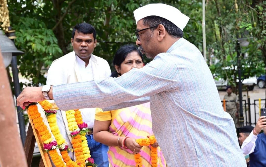 राज्यपाल,मुख्यमंत्री ने राष्ट्रपिता महात्मा गांधी की प्रतिमा पर माल्यार्पण कर श्रद्धा सुमन अर्पित किया