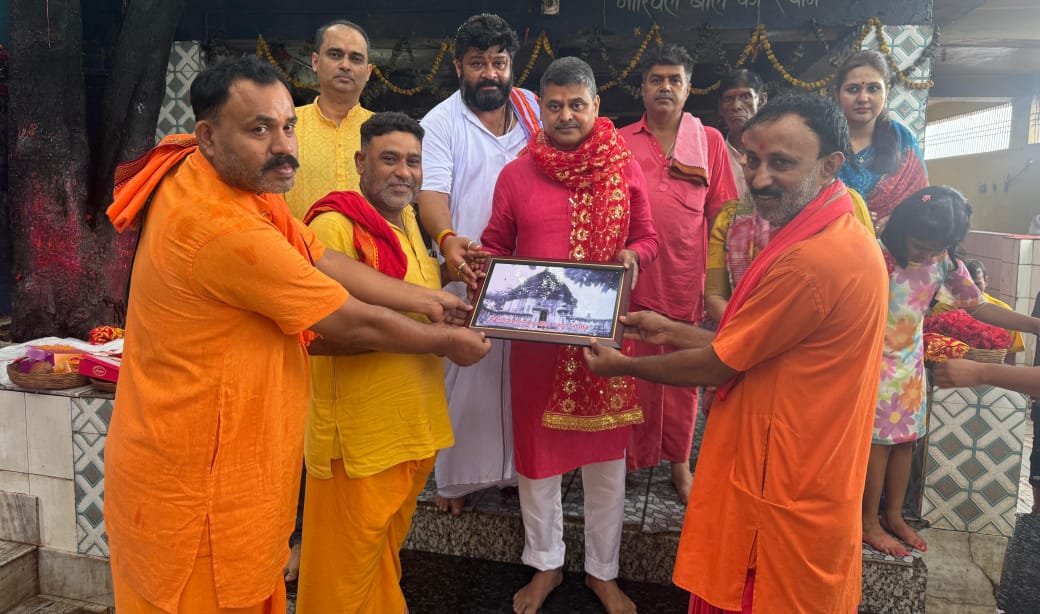 मां छिनमस्तिका की मुख्य सचिव अविनाश कुमार ने पूजा अर्चना किया