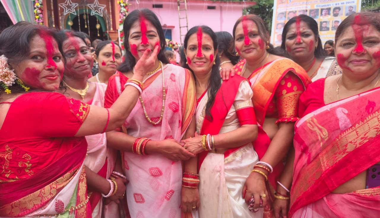 स्वर्ण वनिक समाज ने गोला में सिंदूर खेला का आयोजन किया