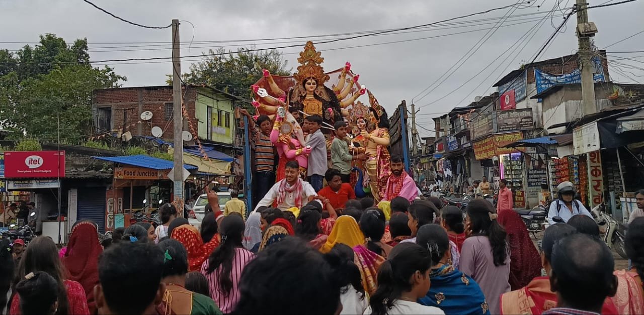 नम आंखों से दी गयी मां दुर्गा को विदाई