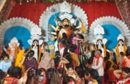 मां दुर्गा की पूजा अर्चना और सिंदूर खेला के बाद भावुक खोकर मां को विदा किया गया
