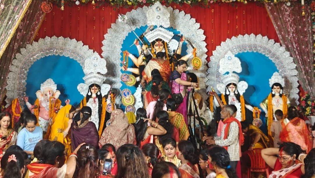 मां दुर्गा की पूजा अर्चना और सिंदूर खेला के बाद भावुक खोकर मां को विदा किया गया