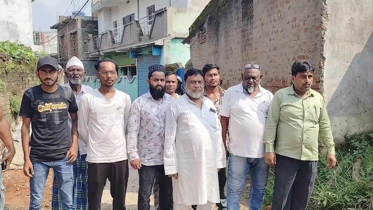 बिजली विभाग को पोल में करंट आने से कॉलोनी वासियों ने समाधान का गुहार लगाई