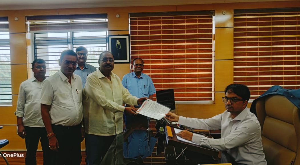 मुक्तिधाम संस्था का प्रतिनिधिमंडल ने उपायुक्त को सौंपा ज्ञापन