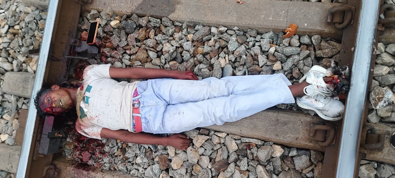 रेलवे ट्रैक पर मिला युवक का कटा हुआ शव