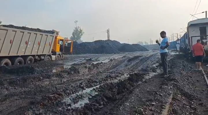 रेलवे साइडिंग पर अपराधियों ने की फायरिंग,गोली लगने से मजदूर घायल