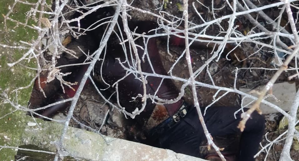 अर्धनिर्मित मकान के पीछे मिला युवक का शव, इलाके में सनसनी