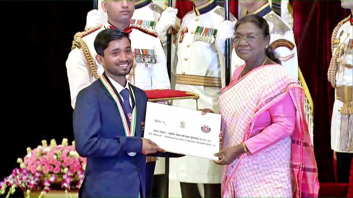 झारखंड के लिए गर्व का क्षण : रांची यूनिवर्सिटी के दिवाकर आनंद और दीक्षा कुमारी राष्ट्रपति द्वारा एनएसएस अवॉर्ड से सम्मानित