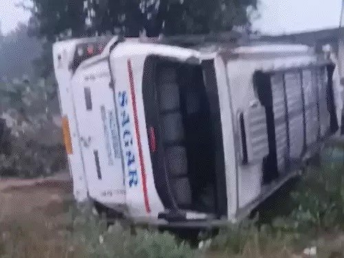 कोडरमा में बस पलटी, 11 लोग घायल,तेज रफ्तार में थी बस