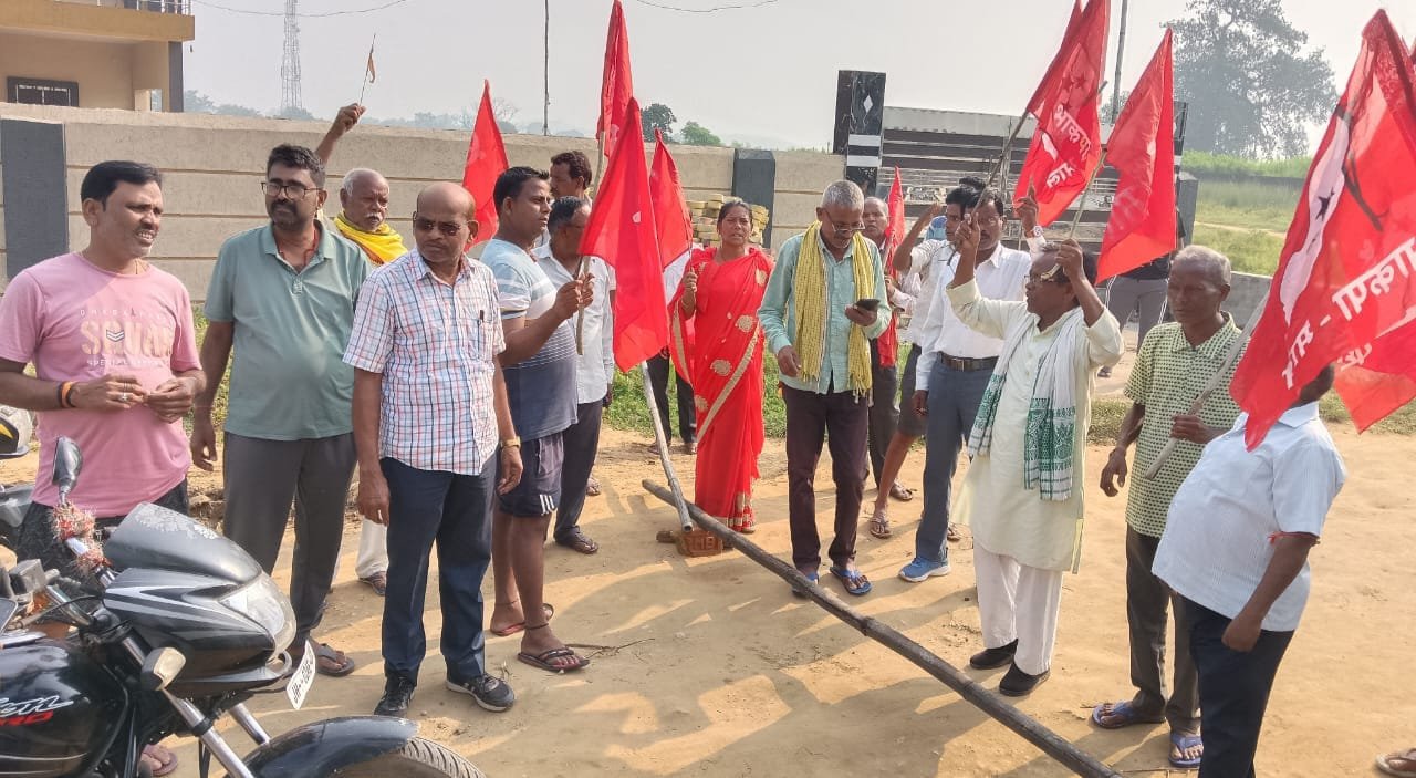 चपरी मोड़ से ग्राम चुम्बा तक जर्जर एवं बदहाल रोड़