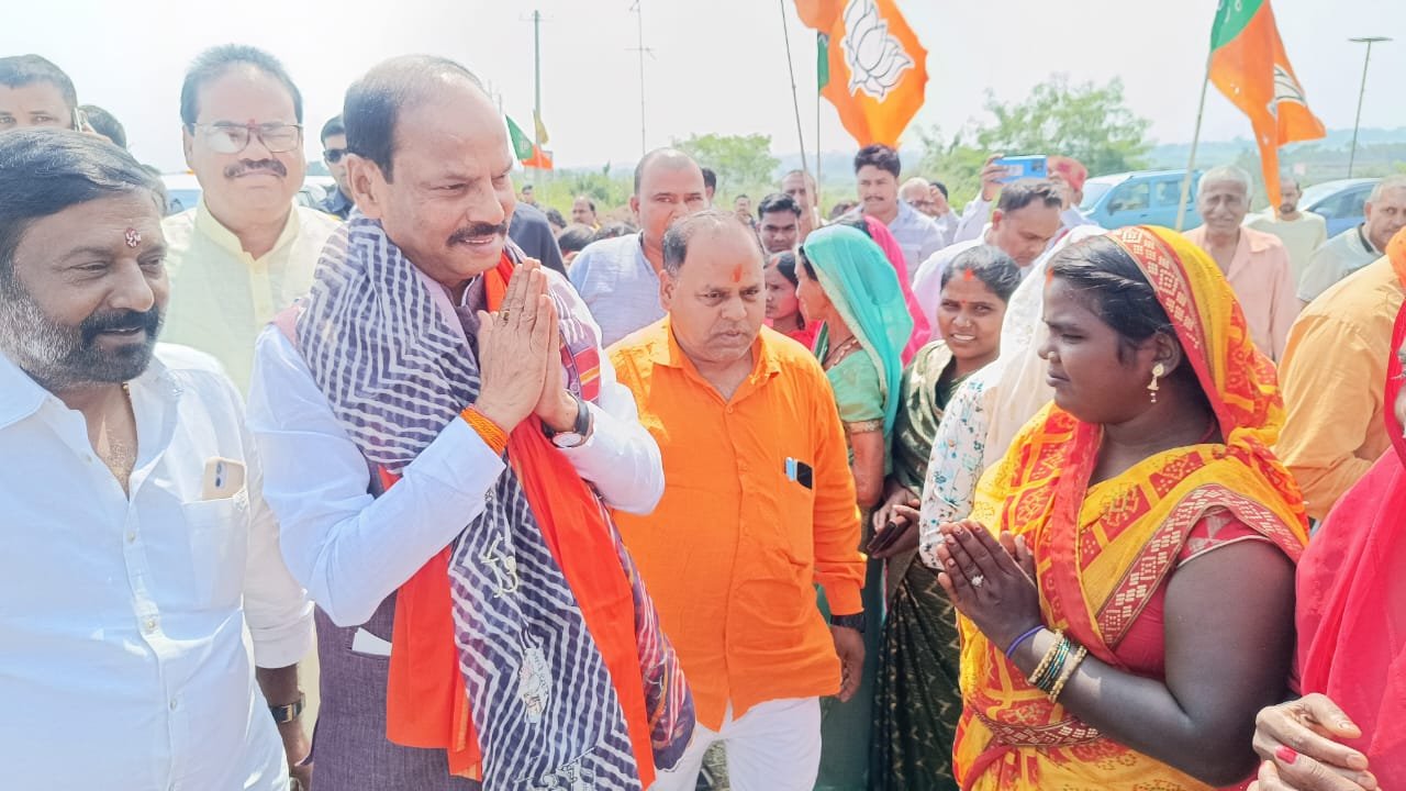 पूर्व मुख्यमंत्री रघुवर दास का रामगढ़ के दिग्वार में हुआ जोरदार स्वागत