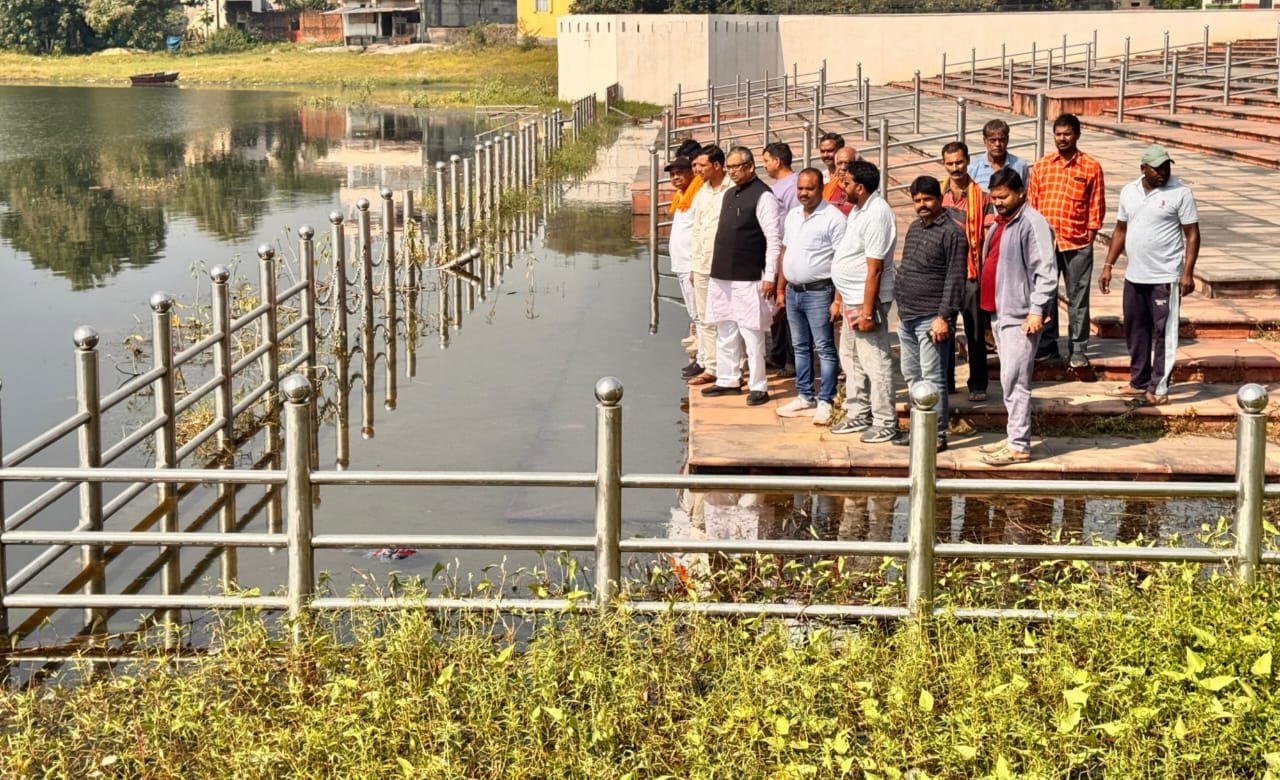सामाजिक संस्था राष्ट्र संचेतना के अधिकारी और सदस्यों ने छठ घाट का किया निरीक्षण