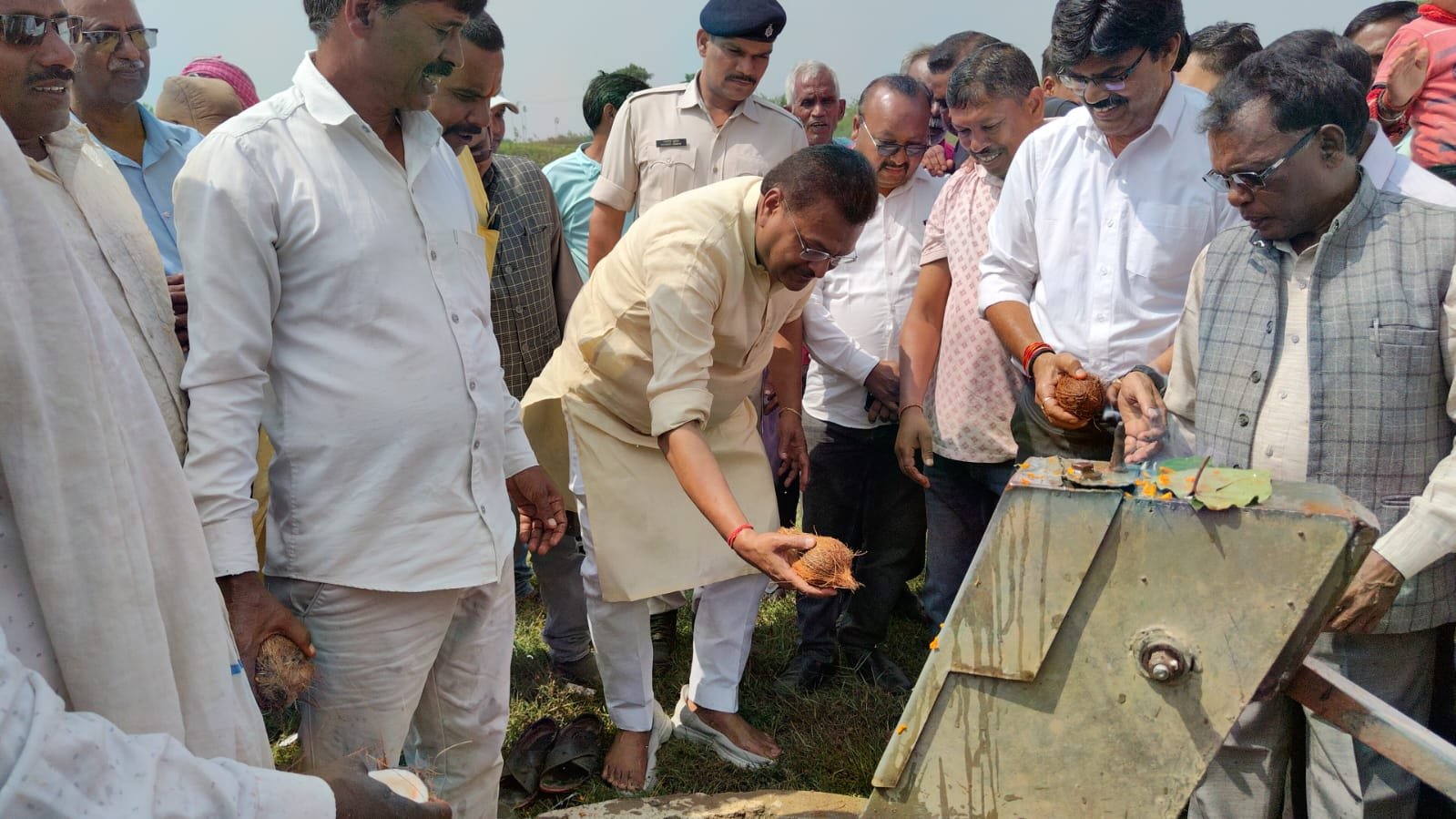 सांसद ने कई गांवों के ग्रामीणों संग हजारीबाग के गुडवा मुक्तिधाम परिसर में किया माँ काली मंदिर का भूमि पूजन