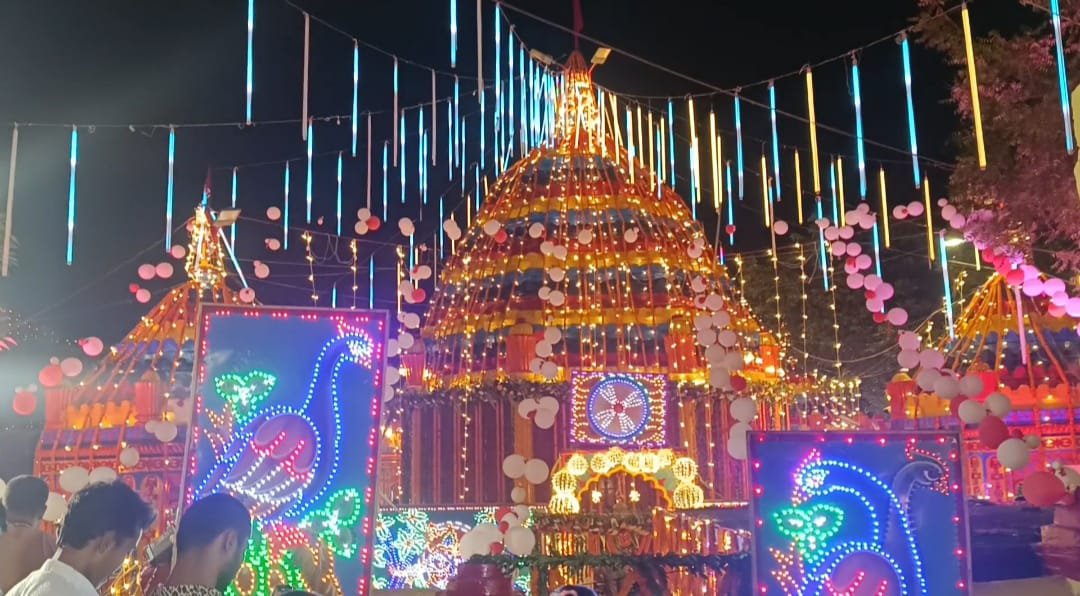 प्रसिद्ध सिद्धपीठ मां छिन्नमस्तिका मंदिर में काली पूजा के मौके पर श्रद्धालुओं की भीड़