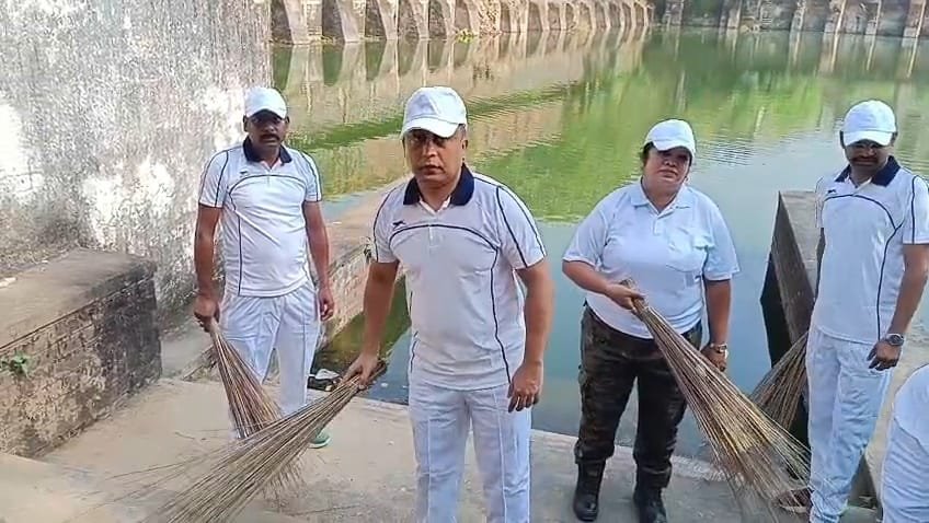 छठ महापर्व को लेकर लोहरदगा पुलिस ने चलाया व्यापक स्वच्छता अभियान,अधिकारी स्वयं बने उदाहरण
