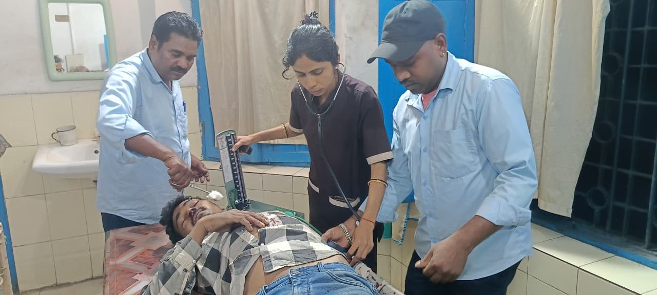 सड़क दुघर्टना में दो बाइक सवार घायल, एक रेफर