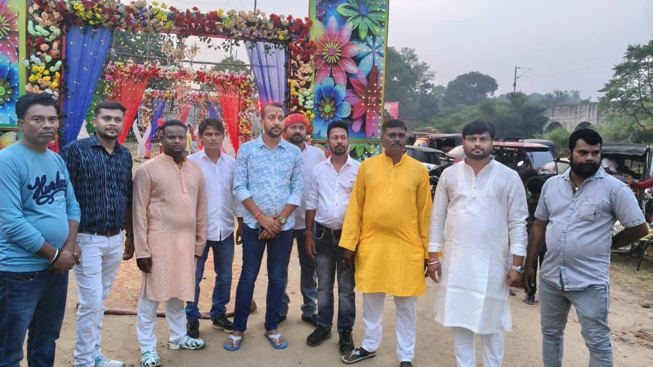 जिला के सांसद प्रतिनिधि राजीव जायसवाल ने विभिन्न छठ घाट पहुंचकर लिया आशीर्वाद