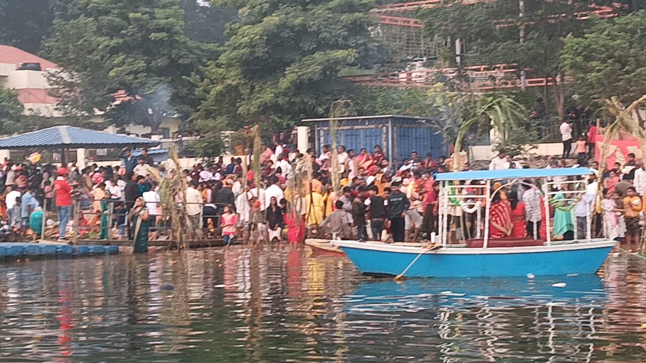 पतरातू डैम छठ घाट में हजारों छठव्रतियों ने उगते हुए भगवान सूर्य को दिया अर्ध्य