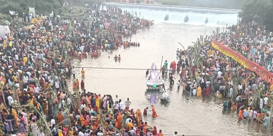 कोयलांचल भुरकुंडा नलकारी छठ घाट उगते सूर्य को अर्घ्य दिया गया