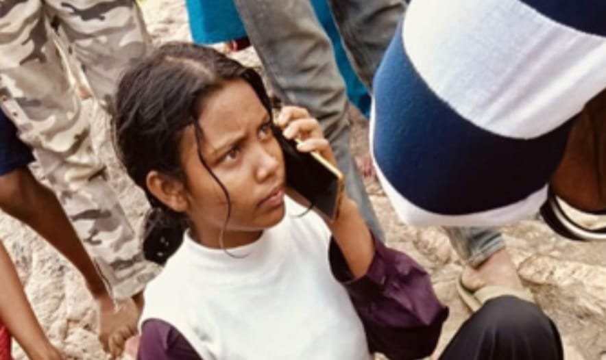 दामोदर पुल से लड़की ने लगाई नदी में छलांग