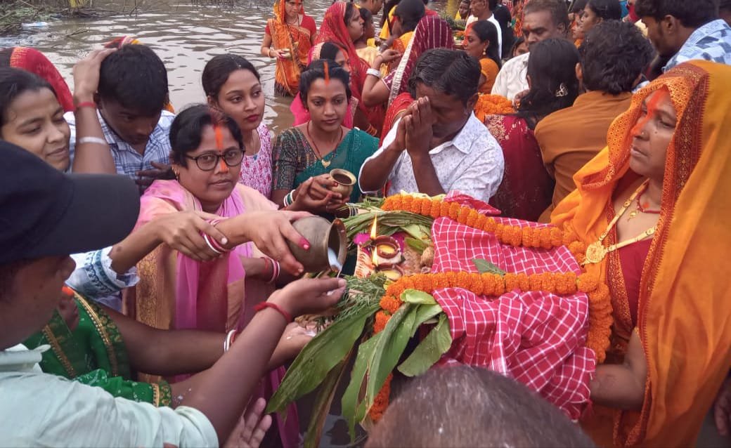 सूर्य उपासना और लोक आस्था का पर्व भक्ति भाव के साथ धूमधाम से हुआ संपन्न
