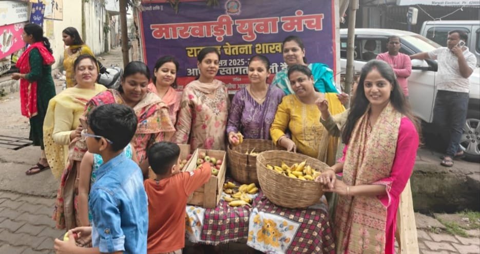 छठ व्रतियों के बीच फल का किया गया वितरण