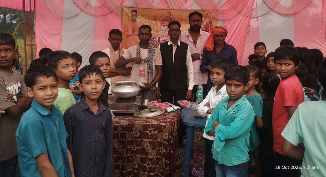 गोमती नदी छठ घाट में छठ व्रतियों और श्रद्धालुओ के लिए लगा सेवा शिविर