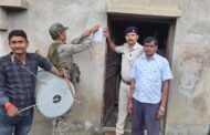 पुलिस ने देव राणा के घर पर इश्तिहार चिपकाया