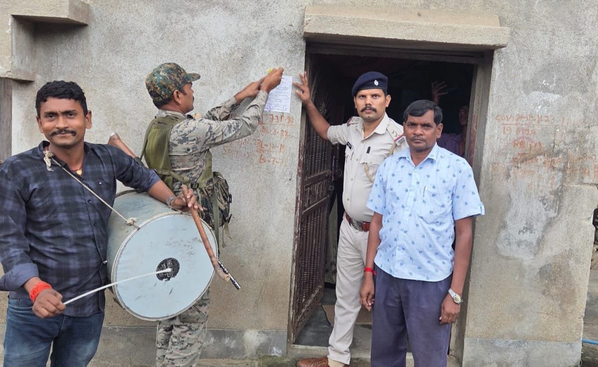 पुलिस ने देव राणा के घर पर इश्तिहार चिपकाया