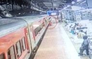 रांची रेलवे स्टेशन पर चलती ट्रेन से गिरने वाली महिला की बचाई जान