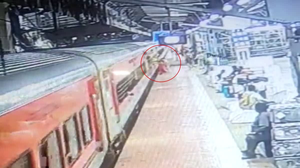 रांची रेलवे स्टेशन पर चलती ट्रेन से गिरने वाली महिला की बचाई जान
