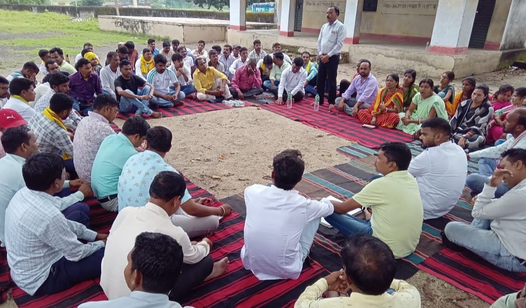 सोहराय चाँचेर झुमर को लेकर आदिवासी कुड्मि समाज ने सरना स्कूल मे बैठक किया