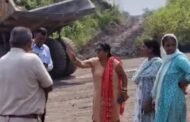 पानी की समस्यायों से जूझ रहे महिलाओं ने सीसीएल ट्रांसपोर्टिंग वाहन को रोका