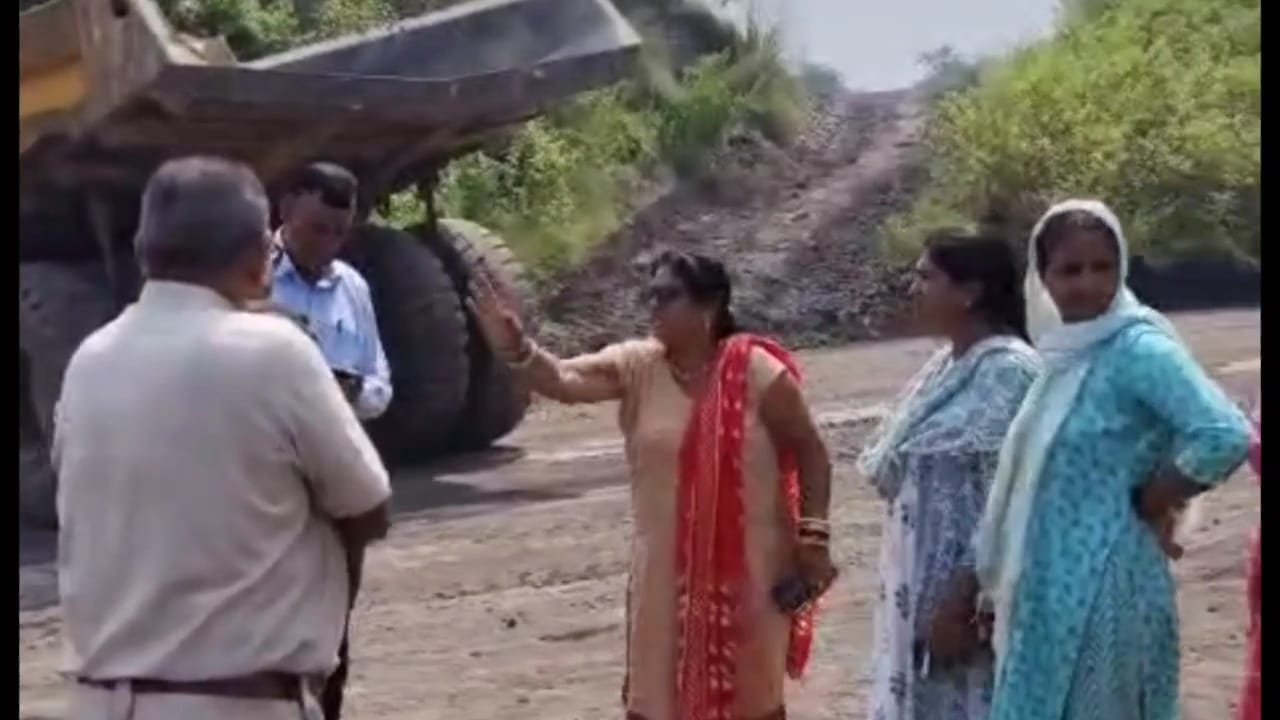 पानी की समस्यायों से जूझ रहे महिलाओं ने सीसीएल ट्रांसपोर्टिंग वाहन को रोका