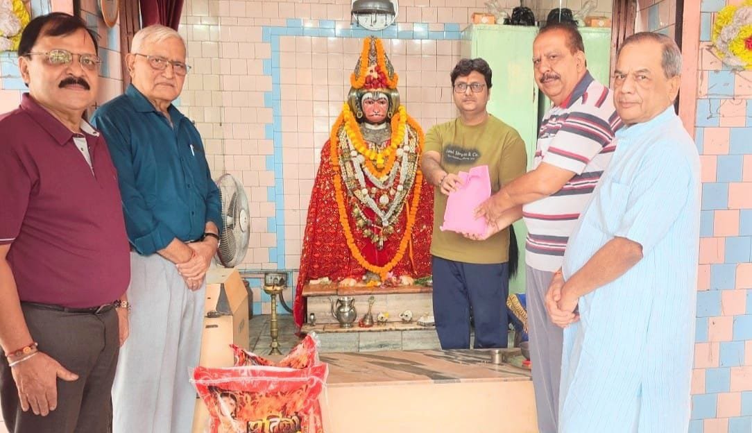 शांति धारा फाउंडेशन ने संकट मोचन मंदिर में 54 किलो चावल अर्पित किया